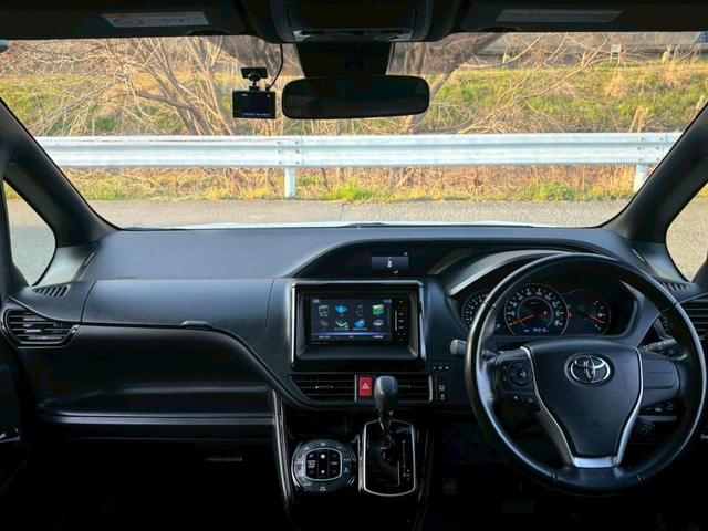 TOYOTA VOXY ZS