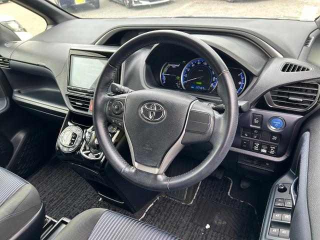 TOYOTA VOXY HYBRID ZS KIRAMEKI II