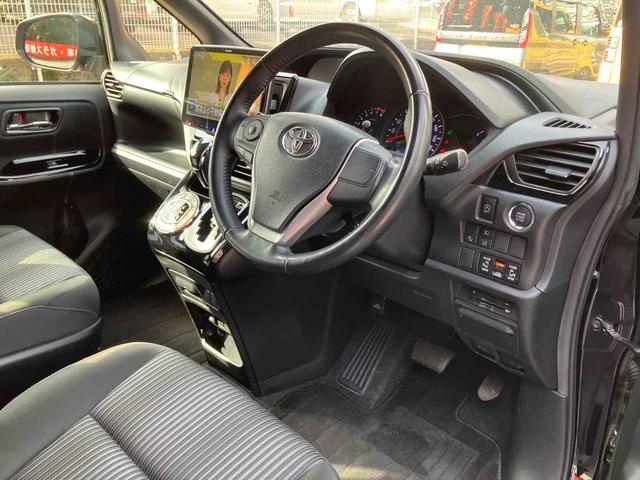 TOYOTA VOXY ZS