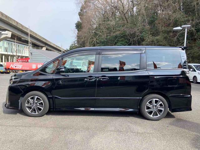 TOYOTA VOXY ZS