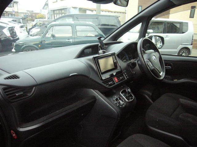 TOYOTA VOXY HYBRID V